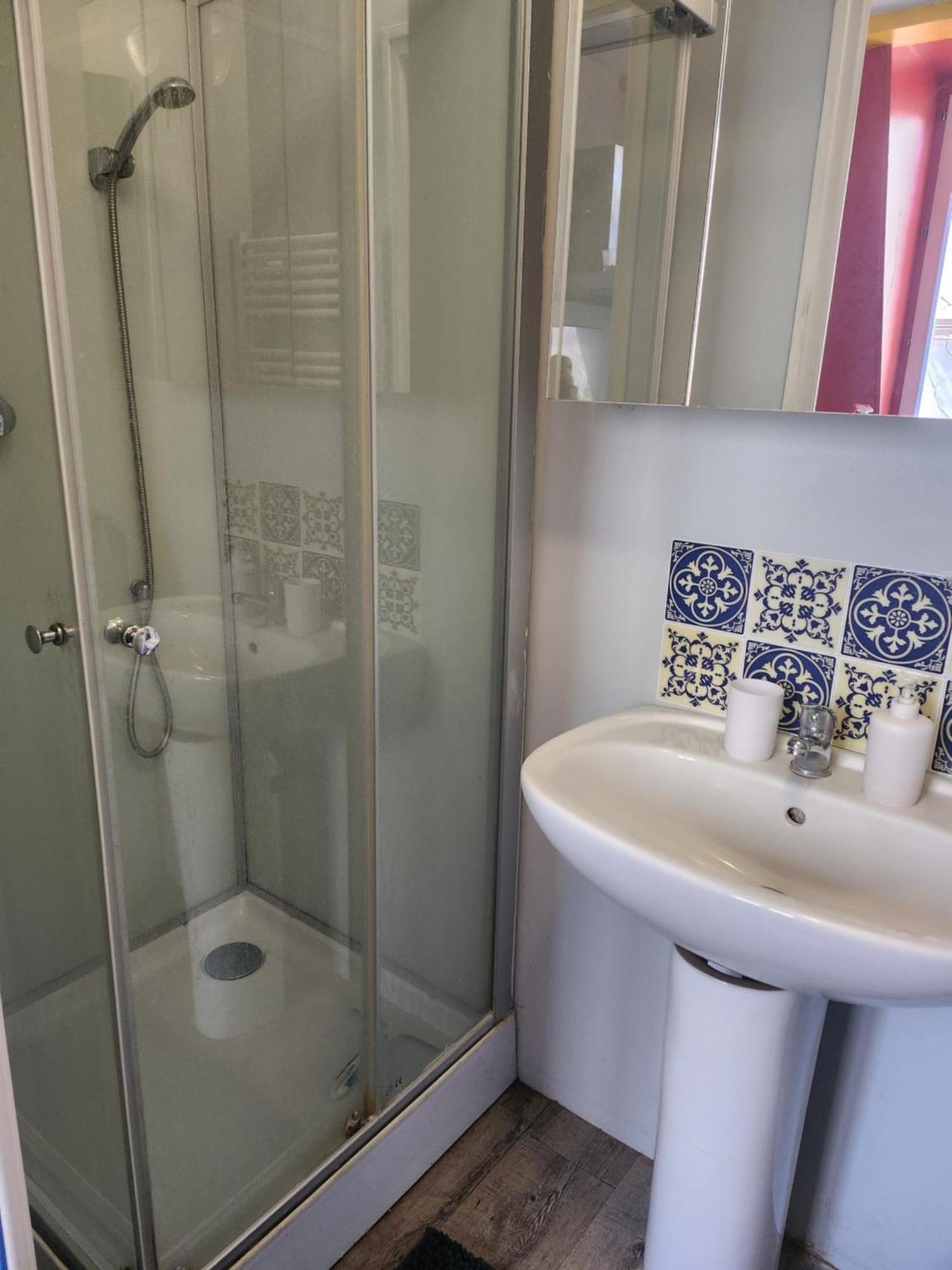 Appartement Atypique - 2 Chambres - Rue Calme Dans Centre Ville Sedan Luaran gambar
