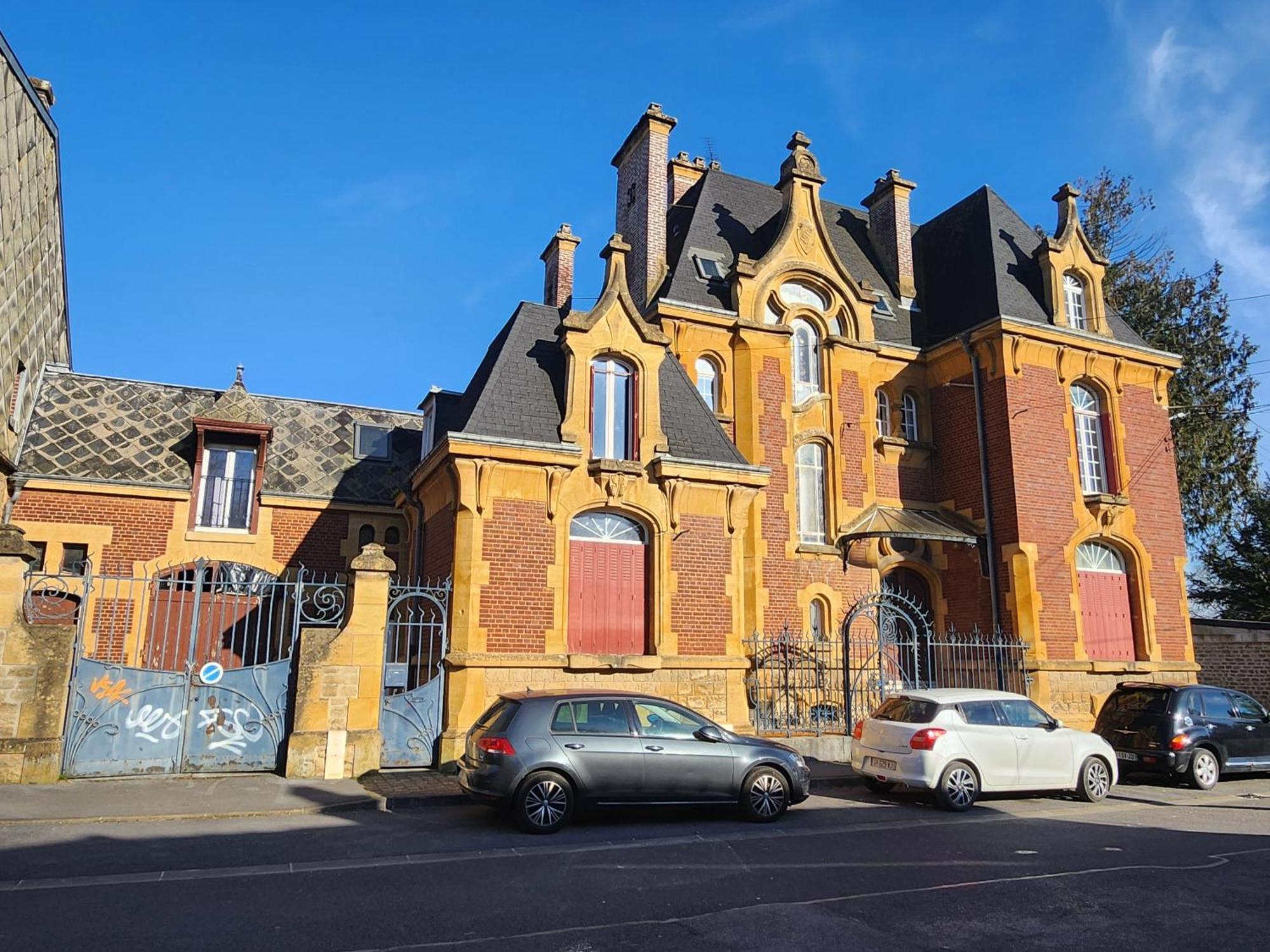 Appartement Atypique - 2 Chambres - Rue Calme Dans Centre Ville Sedan Luaran gambar